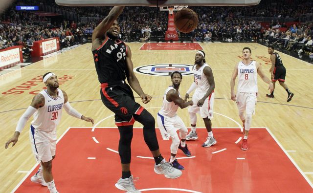 Serge Ibaka se je razigral ob odsotnosti Kawhija Leonarda. FOTO: AP