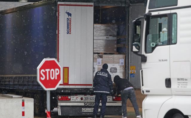 Na mejnem prehodu Gruškovje so policisti novembra zaostrili stavko. Foto Tadej Regent/delo
