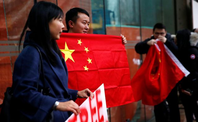 Protest podpornikov Meng Wanzhou pred stavbo sodišča v Vancouvru, ki je v sredo ponoči po plačilu varščine izpustilo iz pripora finančno direktorico tehnološkega giganta Huawei. FOTO Reuters