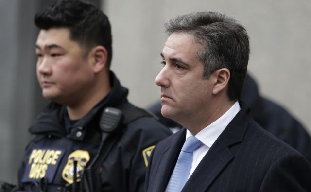 Sodnik William H. Pauley je Cohenu na sodišču na Manhattnu za plačila, ki so kršila pravila ameriških predvolilnih kampanj, odredil tri leta zapora, za laganje kongresu pa še dva meseca. FOTO: Julio Cortez/AP