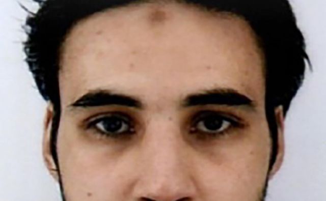 Policija je objavila fotografijo napadalca z obvestilom javnosti o iskanju in opozorilom, da gre za nevarnega človeka. FOTO: AFP