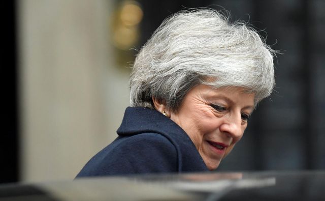 Britanska premierka Theresa May bo še nekaj časa ostala na položaju. FOTO: REUTERS/Toby Melville