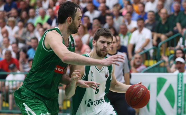 Paolo Marinelli (z žogo) je oktobra natresel Olimpiji 22 točk. Levo Mirza Begić. FOTO: Jože Suhadolnik Delo