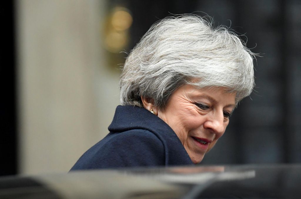 Theresa May preživela glasovanje o nezaupnici