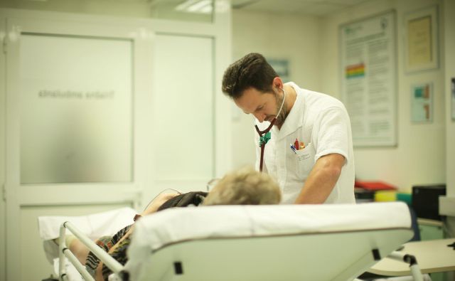 ZZZS je letos zagotovil denar za dodatnih 43 ambulant družinske oziroma splošne medicine, vendar pa je na razpisu ostalo neoddanih še 19 timov, ker zdravnikov ni. FOTO: Jure Eržen