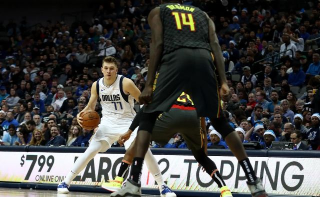 Dončić postaja nerešljiva uganka za nasprotne obrambe. FOTO: AFP