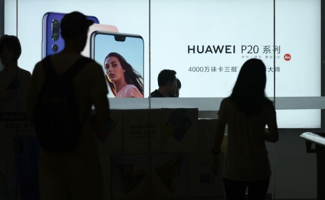 Morebiten padec kitajske tehnološke družbe Huawei, ki jo prihodnje leto čaka prestrukturiranje, bi lahko imel posledice. FOTO: AFP