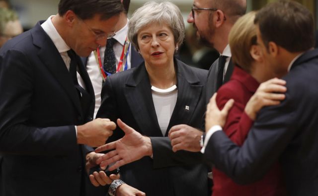 Britanska premierka Theresa May je prispela na vrh voditeljev EU dan po tem, ko je preživela glasovanje o nezaupnici, ki ga je spodbudila skupina poslancev njene konservativne stranke. FOTO: AP