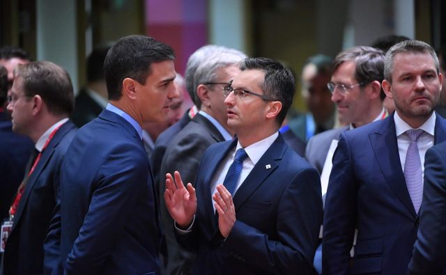 V četrtek sta se v Bruslju ob robu vrha EU neformalno pogovarjala predsednika vlad Pedro Sánchez in Marjan Šarec. Foto: Emmanuel Dunand/Afp