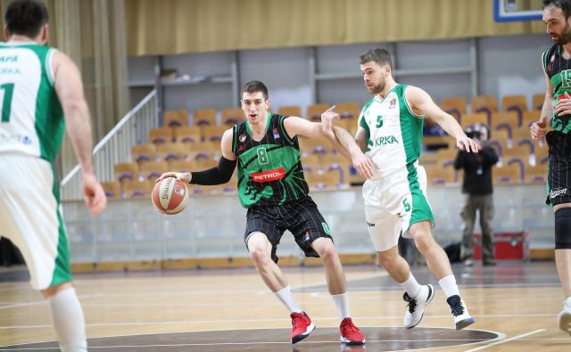 Aleksandar Lazić (z žogo) in Paolo Marinelli (ob njem) sta stopila v ospredje v odločilnih trenutkih derbija. FOTO: ABA