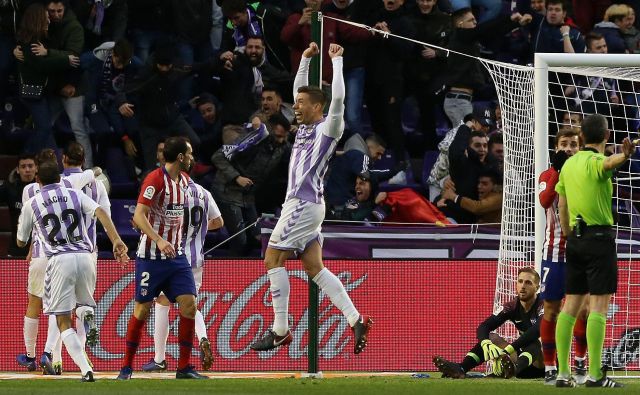 Jan Oblak (desno na tleh) je moral na gostovanju v Valladolidu (lastnik kluba je nekdanji brazilski napadalec Ronaldo) dvakrat po žogo v svojo mrežo, Atletico Madrid pa je skoraj zapravil vodstvo z 2:0. Zmagovalca je odločil Antoine Griezmann v 80. minuti s svojim drugim golom na tekmi. Foto AFP