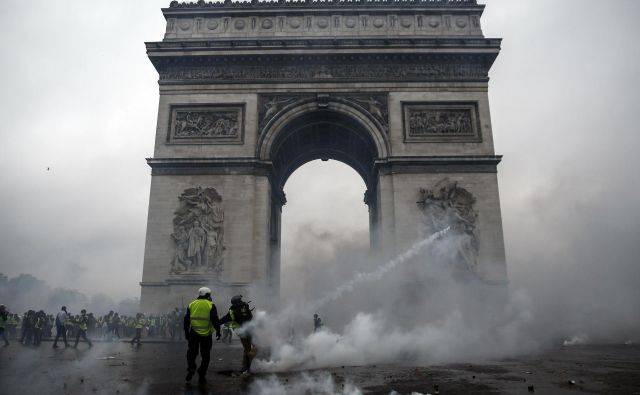 V Franciji je predsednik Emmanuel Macron izgubil nadzor, čeprav ga ne bodo giljotinirali, je politični mrtvec.<br />
Foto AFP