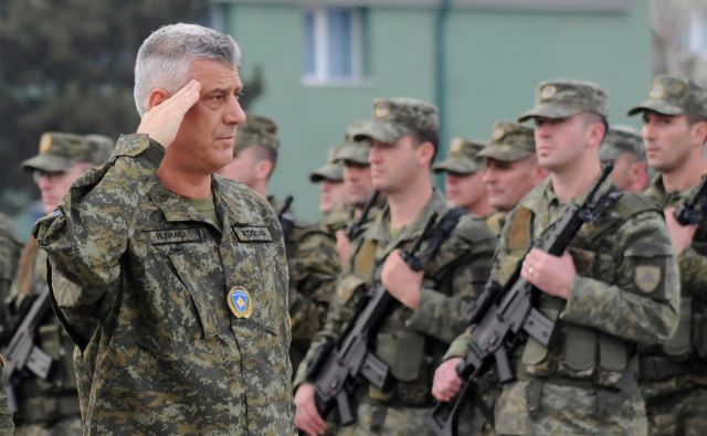 Kosovski predsednik Hashim Thaçi, ki je oblekel vojaško uniformo, je izjavil, da bo večetnična kosovska vojska v službi vseh državljanov. Foto: Laura Hasani/Reuters