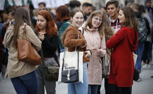 Slovenski študentje se večinoma odločajo za študij takoj po srednji šoli, kar ni značilnost vseh drugih evropskih držav. FOTO: Uroš Hočevar/Delo