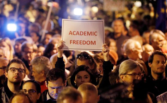 Protestniki pred univerzo Georgea Sorosa proti izgonu univerze iz države. FOTO: Reuters