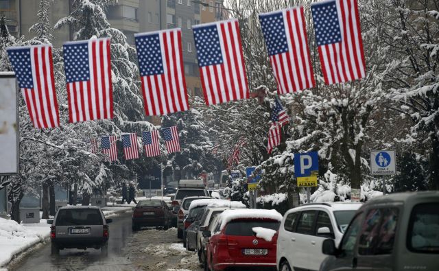 V Prištini so pred odločanjem o lastni vojski izobesili ameriške zastave. FOTO: Darko Vojinović/AP