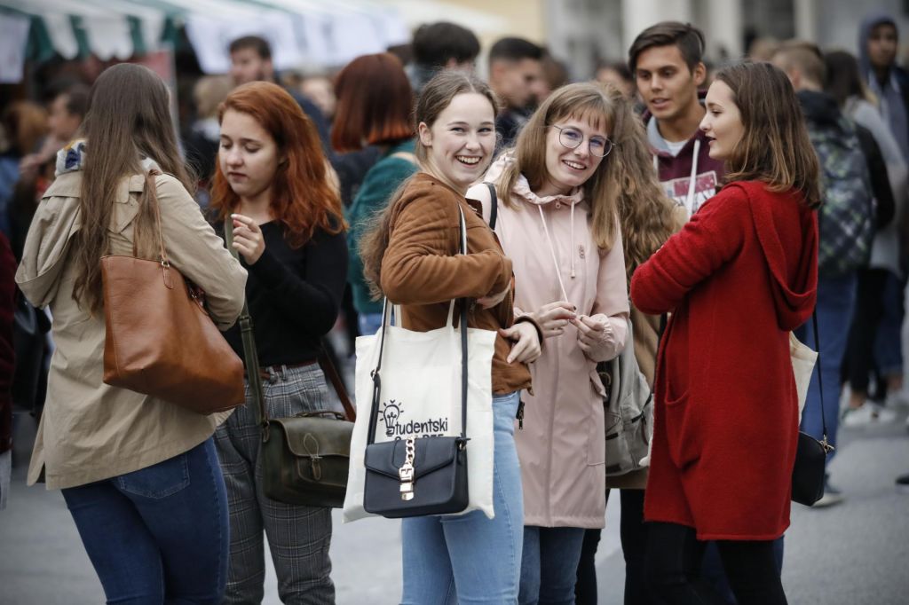 Ni vseeno, koliko študentov mora delati, da lahko študirajo