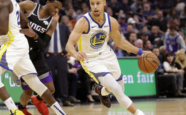 Steph Curry je dosegel 35 točk, roka se mu ni zatresla niti pri odločilnih dveh prostih metih 15 sekund pred koncem tekme, s katerimi je Golden State potrdil zmago v Sacramentu. FOTO: AP