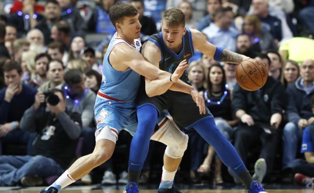 Luka Dončić v boju z Bogdanom Bogdanovićem. FOTO: AP