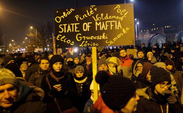 V svoji peticiji so poslanci podprli protestnike, ki zahtevajo umik nove delovne zakonodaje: ta je v sredo sprožila največje proteste na Madžarskem v zadnjem desetletju. FOTO: Peter Kohalmi/AFP