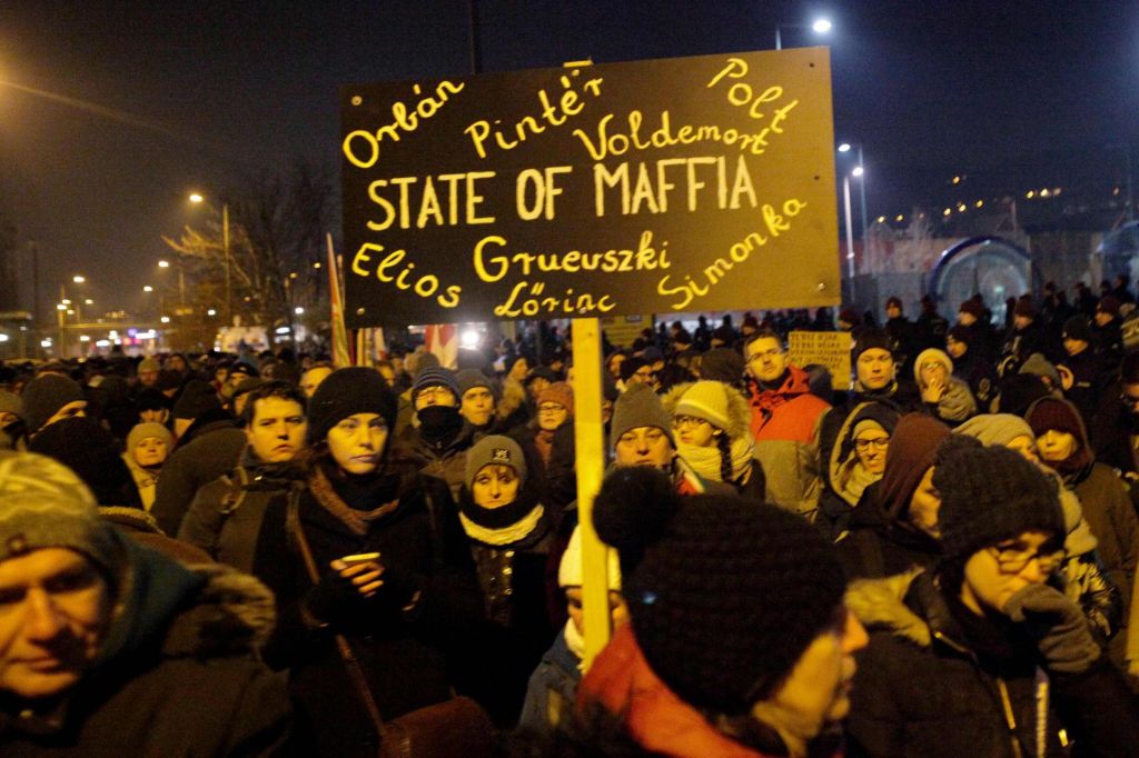 FOTO:Opozicijska poslanca vrgli iz stavbe madžarske televizije, protesti tudi v ponedeljek