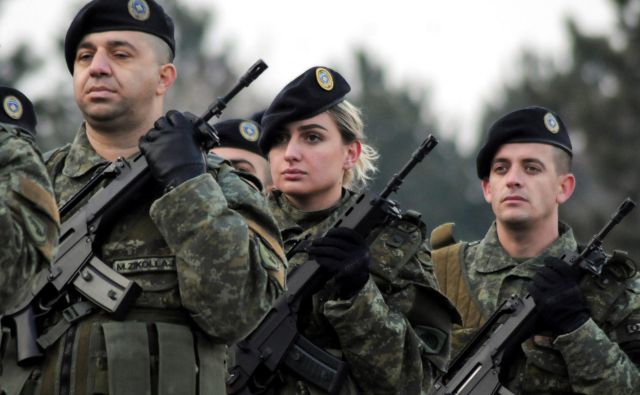 Parada kosovskih varnostnih sil pred glasovanjem v parlamentu o preoblikovanju v vojsko. FOTO: Reuters