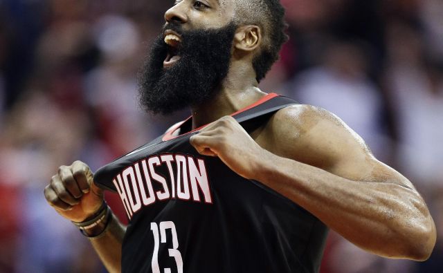 Takole se je James Harden razveselil odločilne trojke tik pred koncem. FOTO: Eric Christian Smith/AP