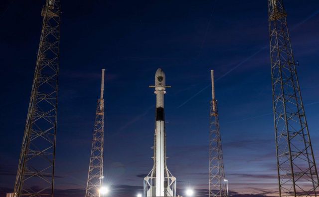 Falcon 9 pripravljen na vzlet s Floride. FOTO: SpaceX