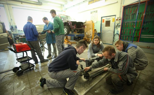 Slovenija črpa denar za mehke projekte, tudi za zaposlovanje mladih. FOTO: Jure Eržen/Delo