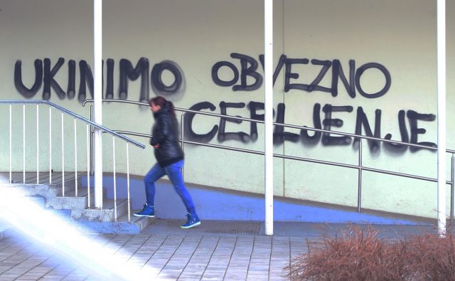 Težava medicinske znanosti je tudi, da so nasprotniki cepljenja veliko glasnejši, agresivnejši in modernejši pri izražanju svojih mnenj. Foto Tadej Regent