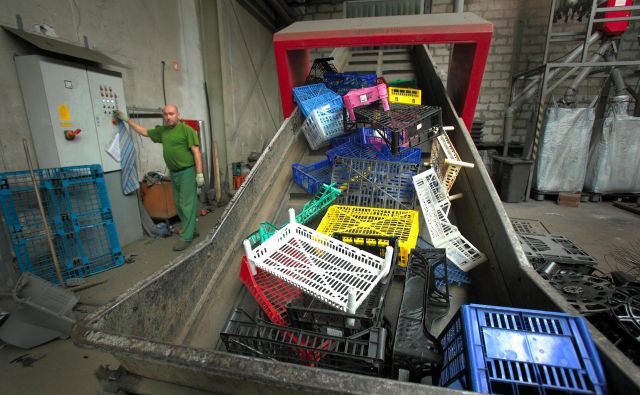 Gorenje Surovina poleg odpadkov predeluje tudi elektronske komponente. Foto Jože Suhadolnik