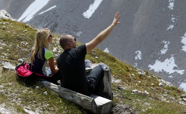 Koče velikokrat samevajo, ob slabem vremenu so planinci redki, ne cedita se le med in mleko. FOTO: Matej Družnik