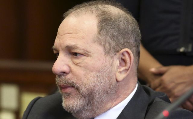 Harvey Weinstein je nemo poslušal sodnika, ki je odločil, da se sojenje nadaljuje. FOTO: Alec Tabak/AP