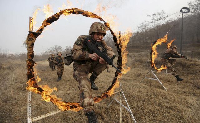 Partijsko vodstvo je sredi osemdesetih let spoznalo, da mora izboljšati klavrno podobo vojske. FOTO: Reuters