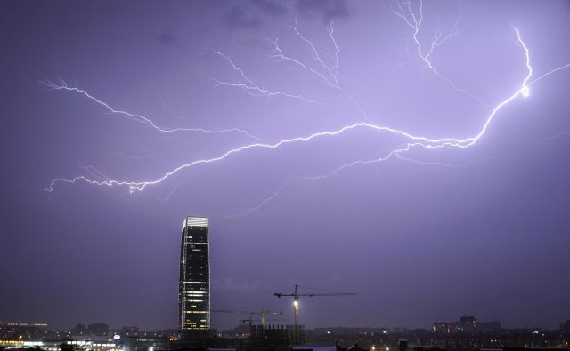 Nebo ima svojo moč, a kitajski in ruski znanstveniki želijo tekmovati z njim. Koliko škode lahko s tem naredijo planetu? FOTO: Reuters