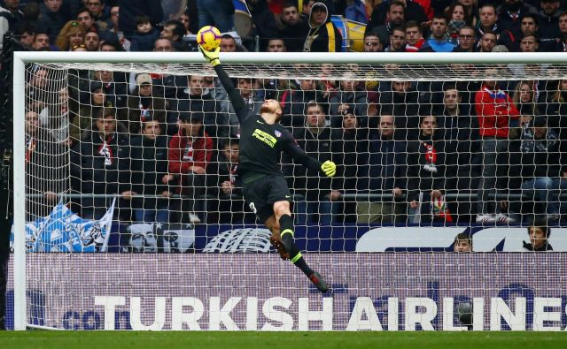 Jan Oblak je dal priložnost za atraktivno fotografijo tudi fotografom. FOTO: JReuters