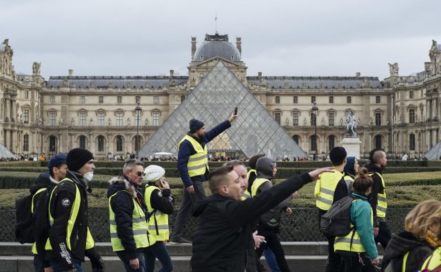 Protesti potekajo v več mestih, v Parizu pa je bilo dopoldan mirno. FOTO: Kamil Zihnioglu/AP