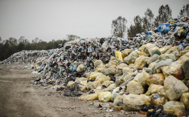 Kupi plastičnih odpadkov dokazujejo, da konkurenca ne deluje, vsaj ne v javno korist. FOTO: Uroš Hočevar/Delo