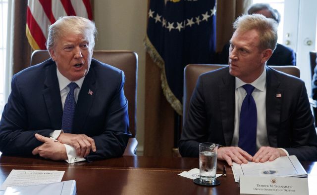 Patrick Shanahan (desno) in Donald Trump. FOTO: Evan Vucci Ap