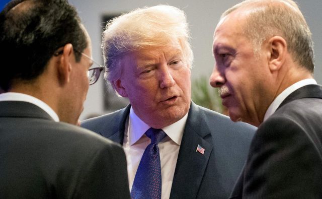 Trump je že pred tem sporočil, da se je po telefonu pogovarjal z Erdoganom in da sta govorila o »počasnem in zelo koordiniranem umiku ameriških sil« iz države. FOTO: Benoit Doppagne/AFP