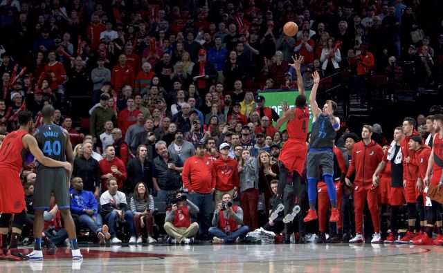 Luka Dončić je s čudežno trojko izvlekel podaljšek. FOTO: Craig Mitchelldyer/AP