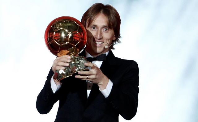 Luka Modrić je mnogim letošnjim lovorikam dodal še eno. FOTO: Benoit Tessier/Reuters