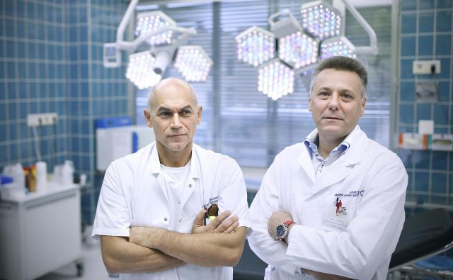 Prof. dr. Uroš Ahčan in asist. Vojko Didanovič, kirurga, ki sta omogočila ženski brez nosu nov nos. Foto: Blaž Samec/Delo