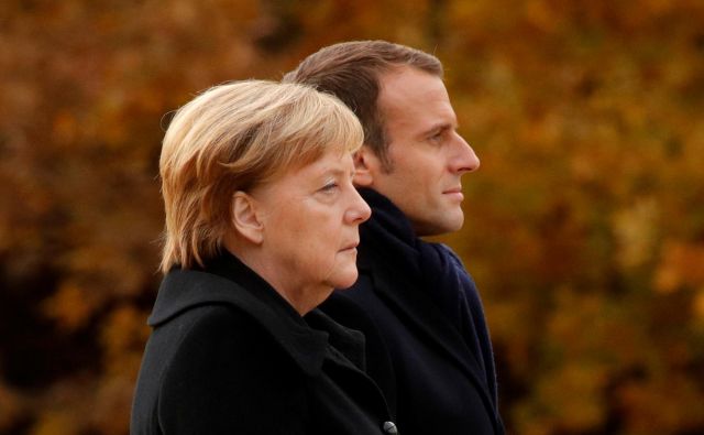 Pred dvojcem Emmanuel Macron – Angela Merkel je še razmeroma dolgo obdobje skupnega dela. A njuna politična moč upada. FOTO: REUTERS/Philippe Wojazer