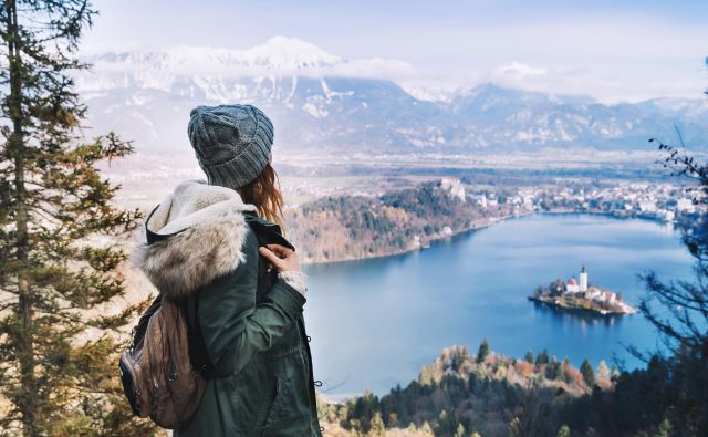 Pohodi v hribe pozimi ponujajo izjemne razglede, a tudi pasti, na katere je treba biti pripravljen. FOTO: Shutterstock