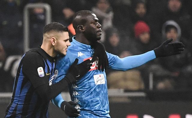 Tudi kapetan Interja Mauro Icardi je skušal pomiriti jeznega Kalidouja Koulibalyja. FOTO: AFP