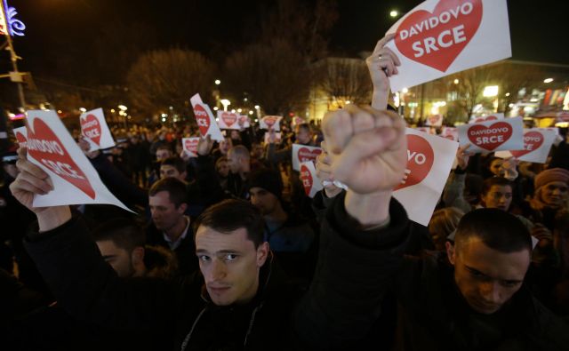 V soboto se bodo na ulicah Banjaluke najverjetneje ponovili božični prizori s protestniki, nasilja pa le ni pričakovati, množicam gostov iz Slovenije pred silvestrovanjem obljubljajo mestne oblasti. FOTO: AP