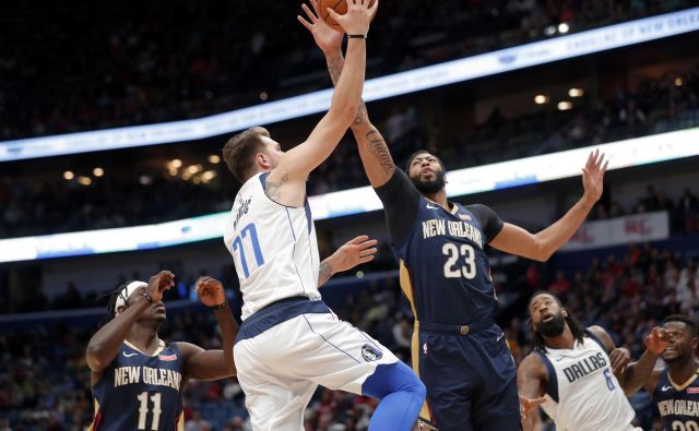 Luka Dončić je v New Orleansu zbral 34 točk, 2 skoka in 3 asistence, Anthony Davis (23) pa 48 točk, 17 skokov in 4 asistence. FOTO: AP