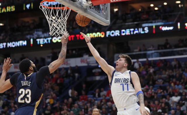 Luka Dončić je v enem večeru potolkel dva rekorda. FOTO: Gerald Herbert/AP