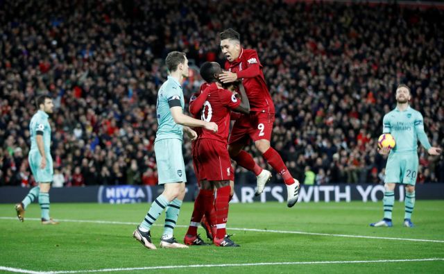 Roberto Firmino je takole naskočil Sadia Maneja in Mohameda Salaha, potem ko so se vsi trije vpisali med strelce na zadnjem derbiju Liverpoola z Arsenalom. FOTO: Reuters